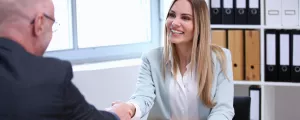Frau bei einem Bewerbungsgespräch