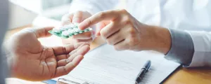 Patient erhält Tabletten