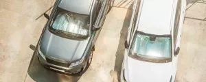 Autos im Sonnenlicht