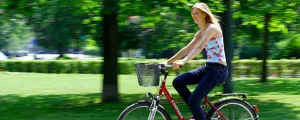 Frau beim Radfahren 