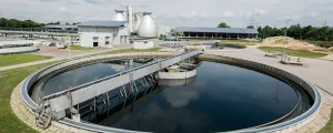 Nachklärbecken in einer Kläranlage mit Blick auf Faultürme