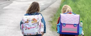 Kinder auf dem Weg in die Schule