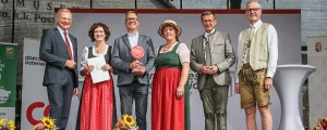 Landeshauptmann Thomas Stelzer, die Rüstorfer Vizebürgermeisterin Pauline Sterrer, Bürgermeister Georg Seethaler, Gemeinderätin Katharina Nöhammer, Landesrat Markus Achleitner und Generaldirektor Othmar Nagl von der OÖ. Versicherung.