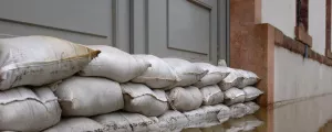 Sandsäcke zum Schutz vor Wasser vor einem Hauseingang