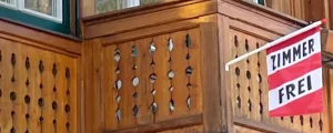 "Zimmer frei"-Fahne auf einem Balkon