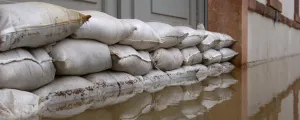 Sandsäcke bei einem Hochwasser
