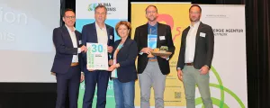 Landesrätin Ursula Lackner gratulierte Spielbergs Bürgermeister Manfred Lenger und weiteren Vertretern der Gemeinde zu 30 Jahren klimabündnis-Gemeinde.