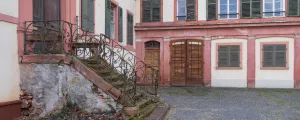 Altes renovierungsbedürftiges Gebäude