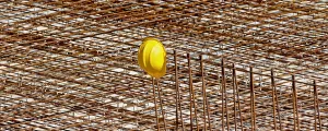 Helm auf einer Baustelle