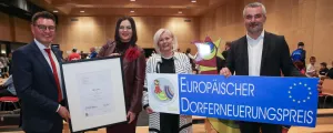 Landeshauptmann-Stellvertreterin Astrid Eisenkopf überreichte gemeinsam mit Landesrat Heinrich Dorner die Urkunde und die Zusatztafel zum Europäischen Dorferneuerungspreis in Gold an Neutals Bürgermeister Erich Trummer und Vizebürgermeisterin Birgit Grafl.