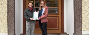 Landesrätin Ursula Lackner überreichte Bürgermeisterin Veronika Grill den Bericht für Bad Mitterndorf.