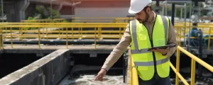 Arbeiter in einer Kläranlage
