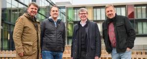 In Lustenau wurde die erste Drei Wetter-Station errichtet. Am Bild u. a.: Kurt Fischer, Bürgermeister von Lustenau, Drei-CEO Rudolf Schrefl und Wetterfachmann Jörg Kachelmann.