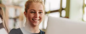 Junge Frau mit Laptop