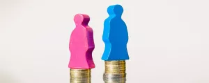 Gender pay gap mit Spielsteinen auf Münzen