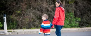 Mutter und Sohn überqueren Strasse