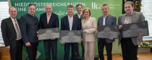 Wirtschaftskammer NÖ Vizepräsident Christian Moser (1. von links), Landwirtschaftskammer NÖ-Präsident Johannes Schmuckenschlager (2. von links), Johannes Käfer, Obmann der NÖ-Gärtner (5. von links) und Landeshauptfrau Johanna Mikl-Leitner mit den Vertretern der Siegergemeinden Mödling, Frankenfels, St. Georgen an der Leys und Kleinwilfersdorf.