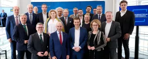 Die Landesräte Ludwig Schleritzko (ÖVP), Christoph Luisser (FPÖ), Sven Hergovich (SPÖ) und Christiane Teschl-Hofmeister mit Expertinnen und Experten, die die Basis für den Gesundheitspakt 2040+ erarbeitet haben.