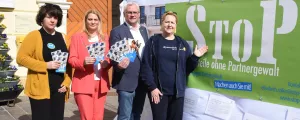 Frauenlandesrätin Daniela Winkler und Eisenstadts Bürgermeister Thomas Steiner mit Elke Aufner-Hergovich, Geschäftsführerin der Frauenservicestelle Mattersburg u. Eisenstadt (r.), und Elisabeth Roller, StoP Nordburgenland (l.).