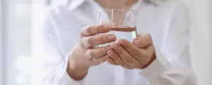 Frau mit Wasserglas