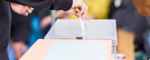 Wahlurne mit Kuvert