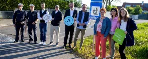 Verkehrslandesrat Heinrich Dorner (5.v.l.) mit Bürgermeister Andreas Kacsits (4.v.r.), Vizebürgermeister Jürgen Hofer(4.v.l.) sowie weiteren Beteiligten und der Exekutive bei der neuen Schulstraße in Deutschkreutz.