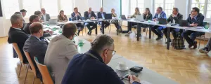 Landesrat Martin Zauner, Gemeindeverbandspräsident Manfred Sampl und Abteilungsleiterin Christine Itzlinger-Nagl (Abteilung 10 Planen, Bauen, Wohnen) mit dem Vorstand des Salzburger Gemeindeverbands