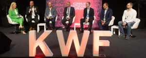 Moderatorin Sabine Kronberger, Kommunalverlags-Geschäftsführer Michael Zimper, Gemeindebund-Präsident Johannes Pressl, Präsident Manfred Sampl vom Salzburger Gemeindeverband, Robert Hörhann (Raiffeisen-Leasing), FLGÖ-Obmann Franz Haugensteiner und Benjamin Schmidbauer (VTA Austria GmbH).