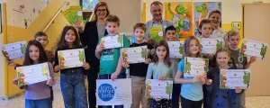 Volksschulkinder in Neufeld an der Leitha haben ihren Schulweg im Rahmen des Projekts zu Fuß spielerisch kennengelernt. Im Bild: Christine Zopf-Renner (Leiterin Mobilitätszentrale Burgenland) und Michael Lampel (Bürgermeister Neufeld an der Leitha) 