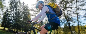 Frau auf E-Mountainbike