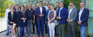 Mitglieder des lokalen Komitees mit Bürgermeister David Süß und Wetland-City-Schrems-Koordinator Sebastian Bohrn Mena.