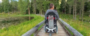 Mann im Rollstuhl auf einem Wanderweg