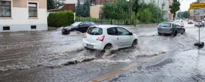 Überflutete Straße nach einem Gewitter