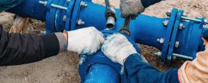 Rohre werden zusammengeschraubt