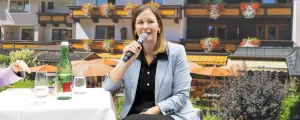 Familienministerin Claudia Plakolm beim „Platzlgespräch“ auf der Kommunalmesse in Klagenfurt