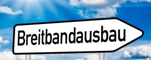 Schild mit Aufschrift "Breitbandausbau"
