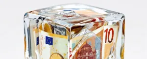 Geld ein einem transparenten Würfel