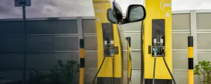 Elektroauto vor Ladesäule für Elektroautos