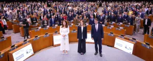 AdR-Präsidentin Kata Tüttö, Eu-Parlamentspräsidentin Roberta Metsola, und der ausführende Vizepräsident für Kohäsion und Reformen der Europäischen Komission, Raffaele Fitto, bei der Eröffnung der 23. Europäischen Woche der Regionen im EU-Parlament in Brüssel