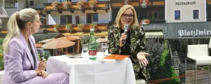 Moderatorin Martina Klementin und Kathrin Stainer-Hämmerle 