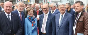 Bundeskanzler Christian Stocker, Bundespräsident Alexander Van der Bellen mit Ehefrau Doris Schmidauer, Gemeindebundpräsident Johannes Pressl, Landeshauptmann Peter Kaiser und der Klagenfurter Bürgermeister Christian Scheider.