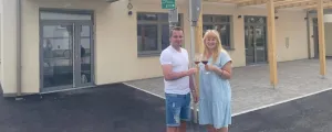 Bürgermeister Ivan Grujic und Vize Karin Vukman-Artner vor dem Gasthaus.