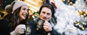 Pärchen auf dem Weihnachtsmarkt 