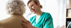 Pflegerin mit alter Frau