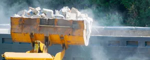 Bagger mit Bauschutt