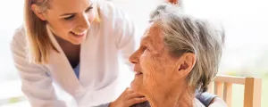 alte Frau und Pflegerin