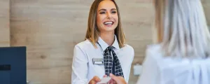Frauen an der Rezeption eines Hotels