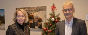 Geschäftsführer Michael Härtel übergab den Scheck an die Leiterin des Fundraising-Teams der St. Anna Kinderkrebsforschung, Lisa Huto.