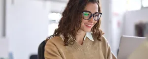 junge Frau mit Laptop