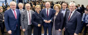 LH-Stellvertreter Stephan Pernkopf, Landtagspräsident Karl Wilfing, Gemeindebund-Präsident Johannes Pressl, Landeshauptfrau Johanna Mikl-Leitner, Innenminister Gerhard Karner, Landesrätin Christiane Teschl-Hofmeister, VP-Klubobmann Kurt Hackl und Landesrat Anton Kasser.